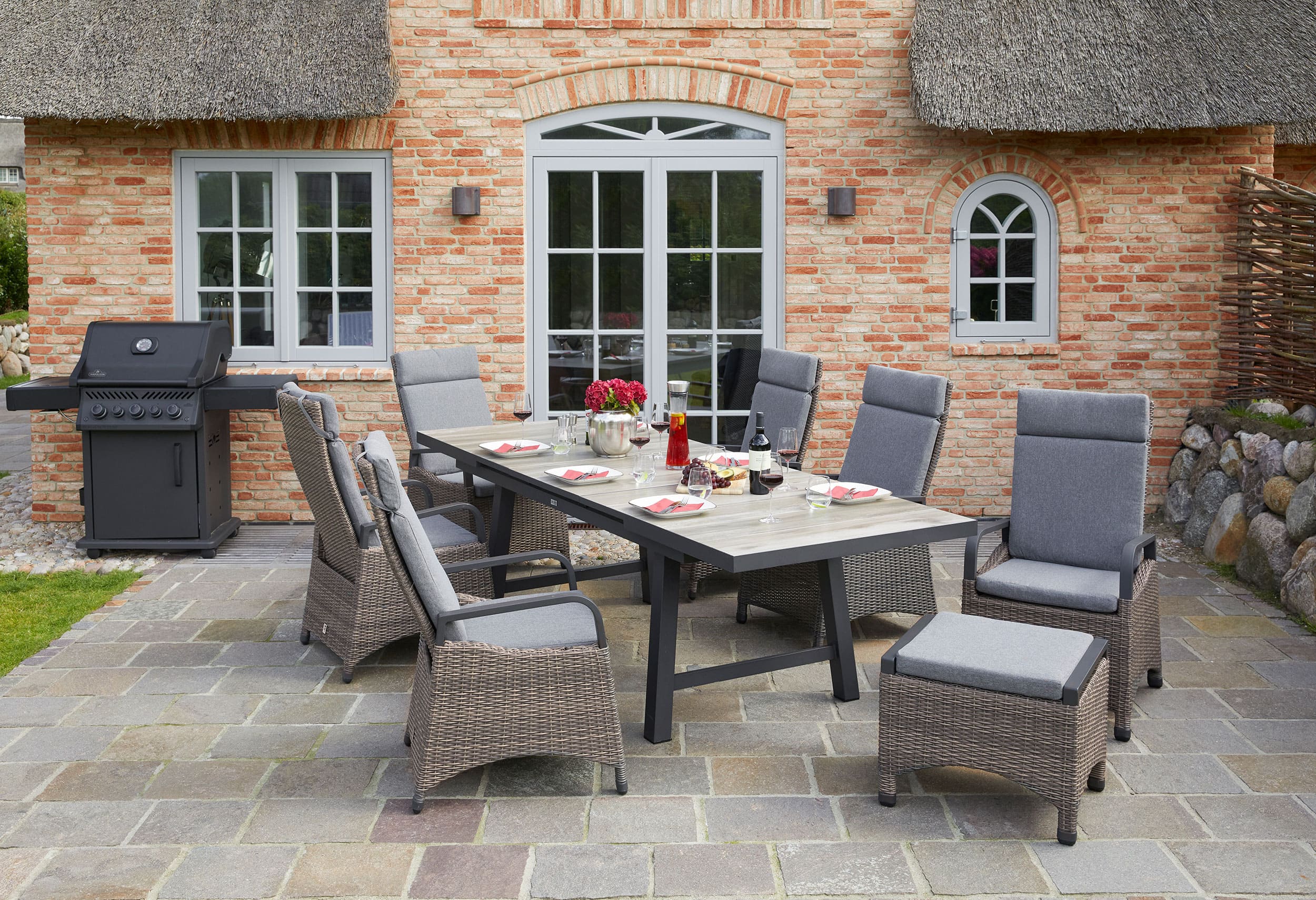 LC Garden Set »Komido« Positionsstuhl + Dining Hocker omega braun 61x59x110cm aus handgeflochtenem Polyrattan inkl. Sitzkissen