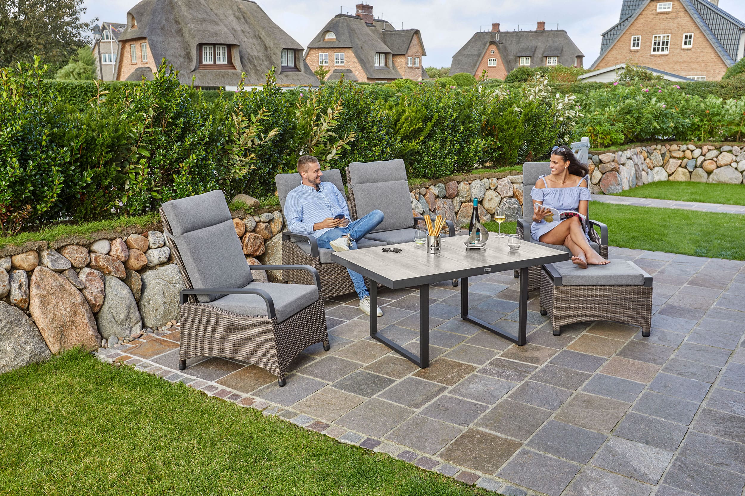 LC Garden Set »Komido« Gartensessel + Living Hocker omega braun 88x67x105cm aus handgeflochtenem Polyrattan inkl. Sitzkissen